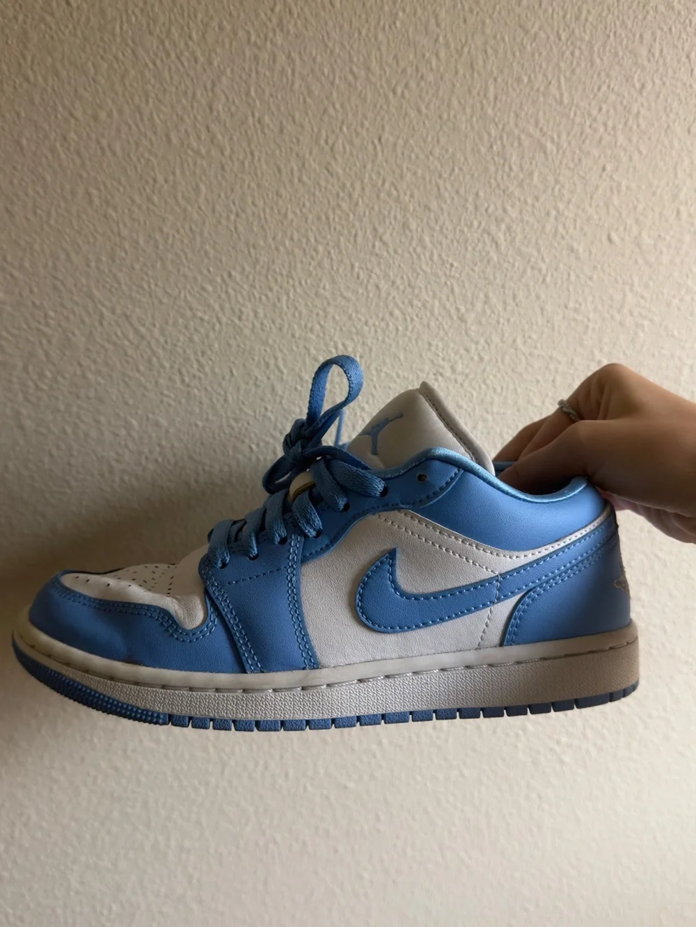 Nike Low-Top Sneaker in White and Light Blue